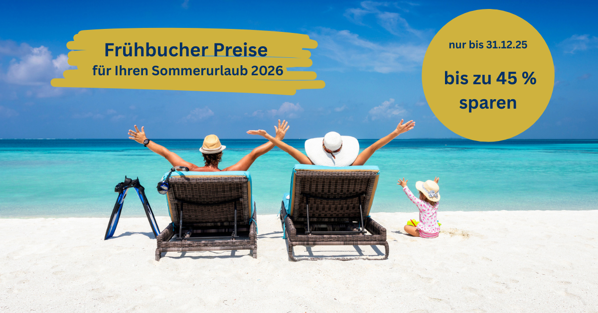 Familie mit Kleinkind sitzt am Strand und guckt auf das azurblaue Meer