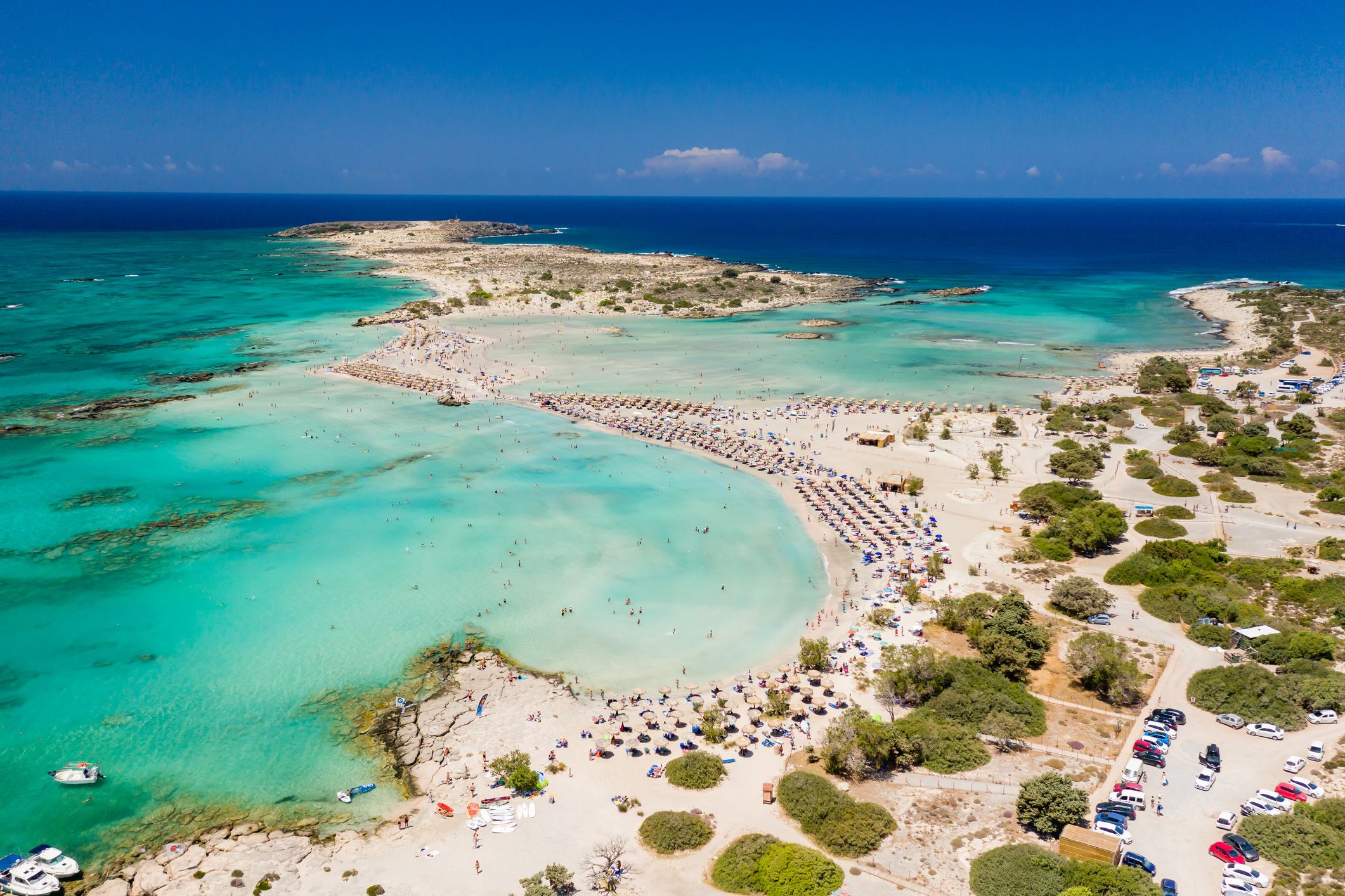 Kreta oder Rhodos Feinsandige Strände mit Sonnenschirmen und Menschen