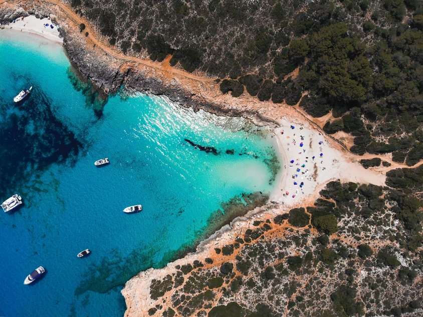 Mallorca Urlaub Romantische Strandbucht mit Felsen und Booten