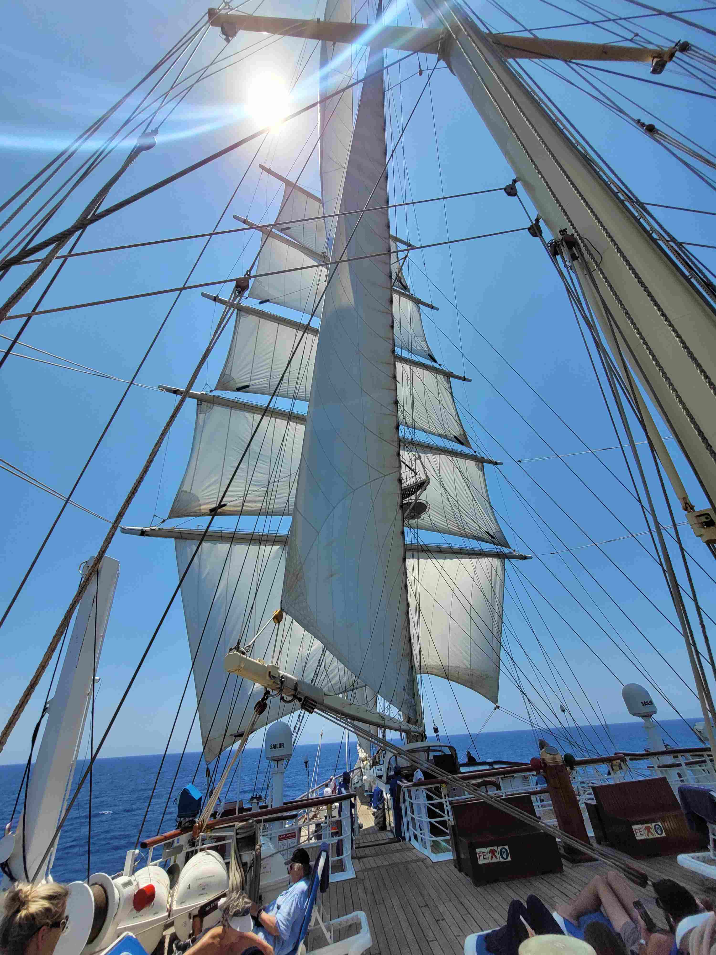 star-clipper-segelkreuzfahrt Der weiße Mast eines Segelschiffs ragt in den strahlend blauen Himmel