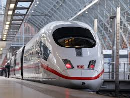 Günstige Bahn-Angebote direkt Online buchen Blick auf einen ICE Zug im Bahnhof