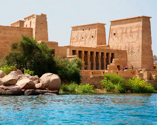 Ägyptische Tempelanlage am Nil mit grünem Gebüsch Ägyptische Tempelanlage am Nil mit grünem Gebüsch