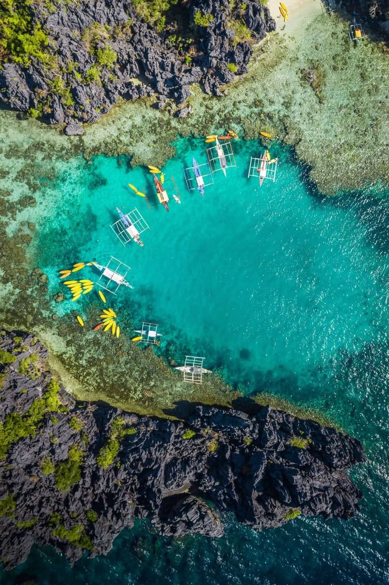 Urlaub im Oktober Ein menschenleerer Strand mit Sonnenliegen und Sonnenschirm