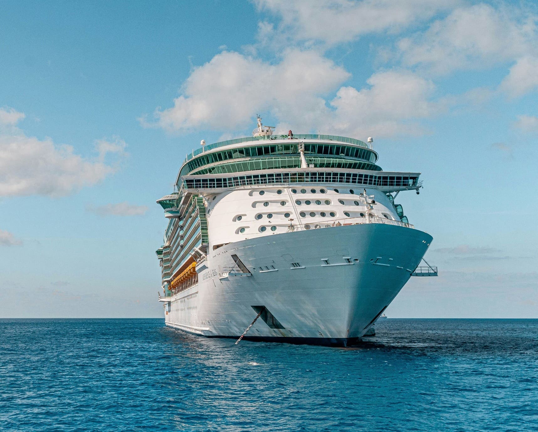 Kreuzfahrtschiff auf dem Meer bei blauen Himmel