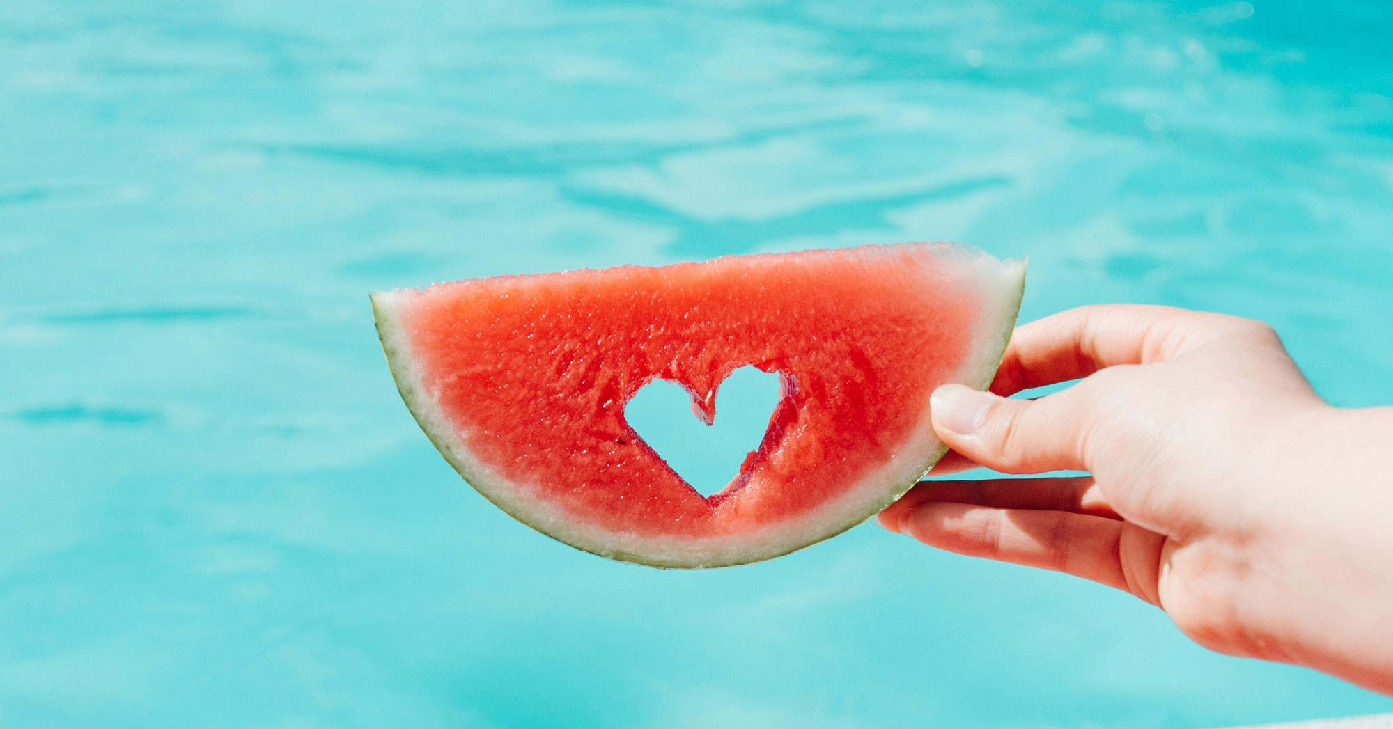 Wassermelone mit Herz am Pool