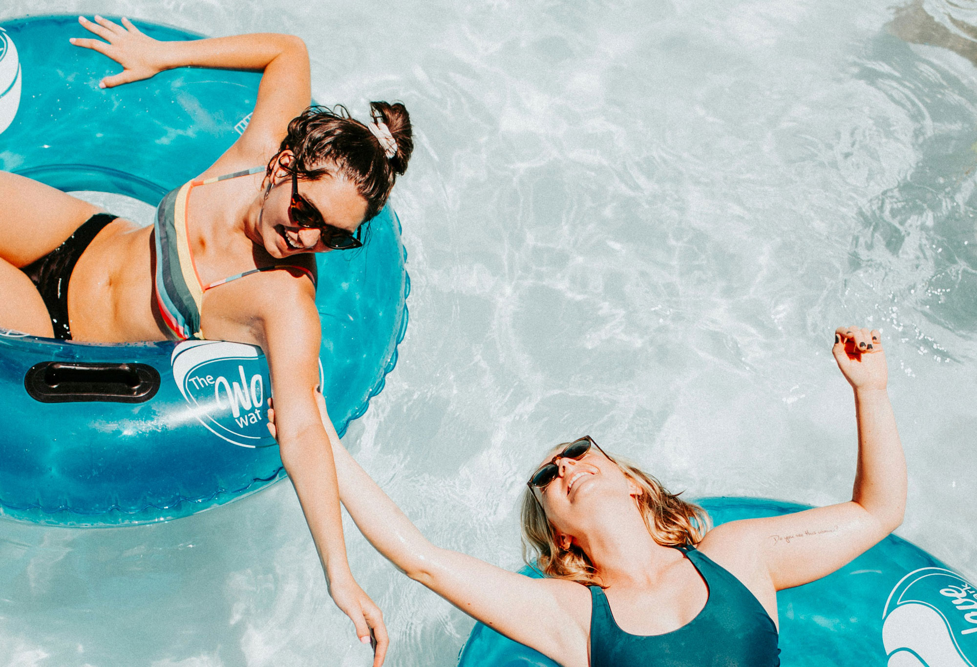 Menschen im Pool mit Animation